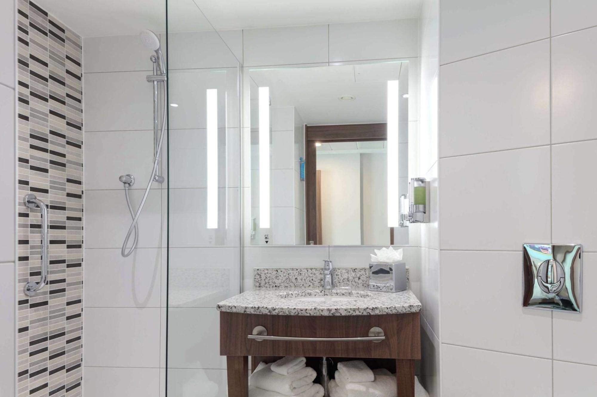 Отель Hampton By Hilton Edinburgh Airport 3*