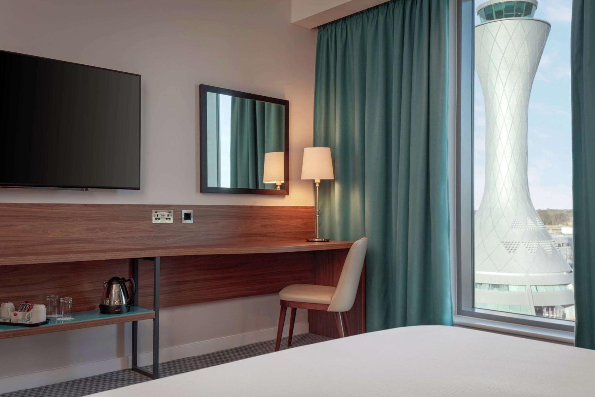 Hampton By Hilton Edinburgh Airport Hotel 3*