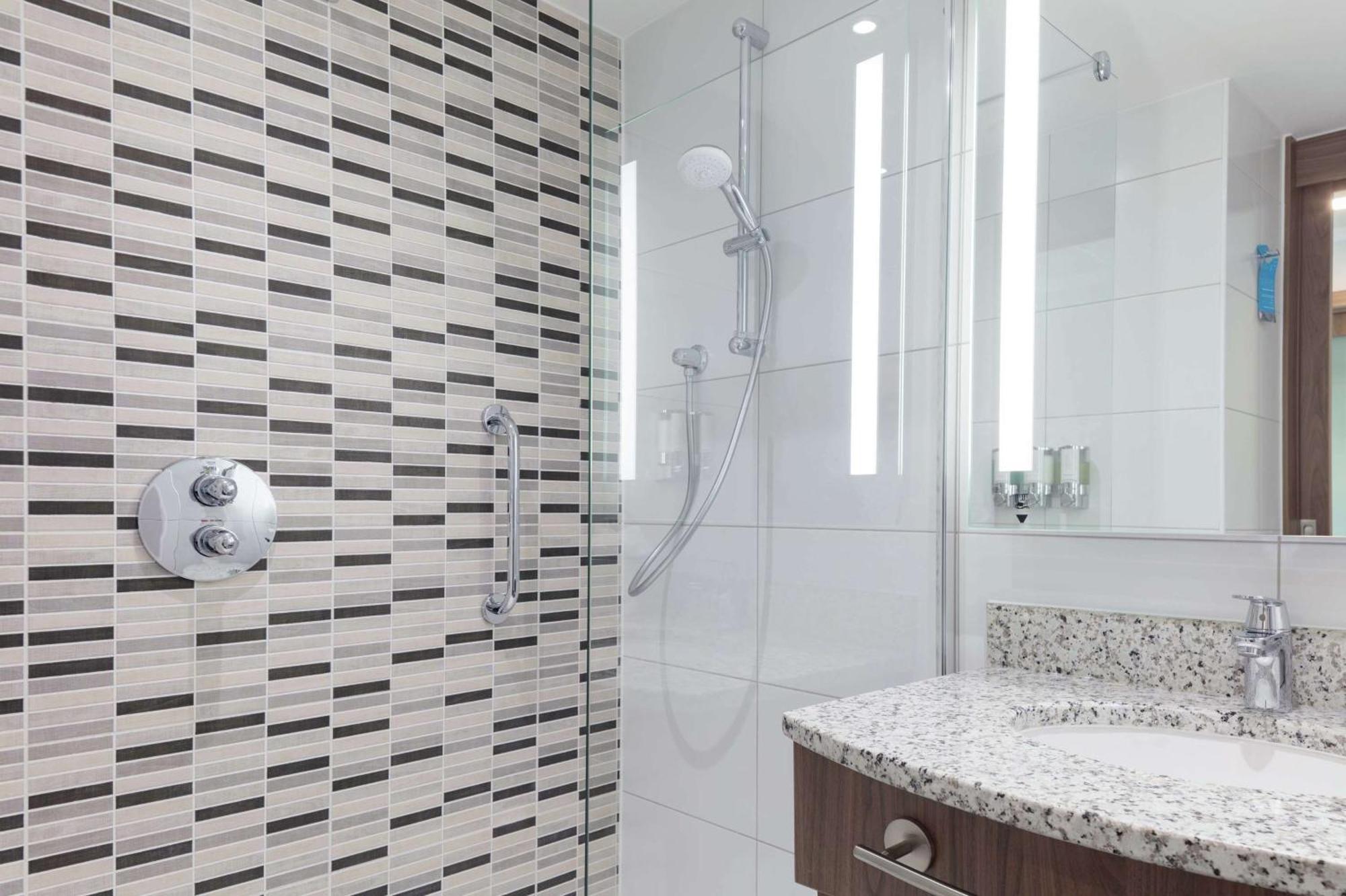 Отель Hampton By Hilton Edinburgh Airport 3*
