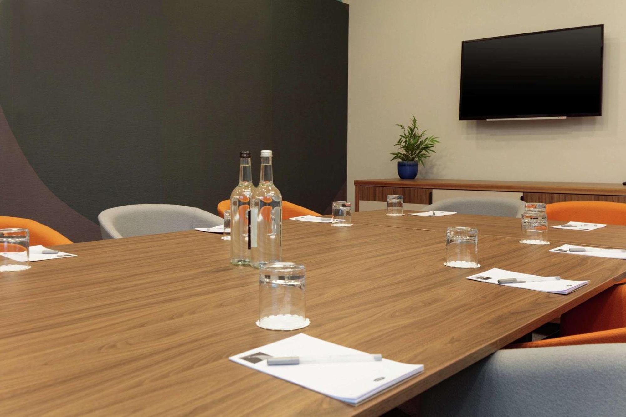 Hampton By Hilton Edinburgh Airport Hotel 3*